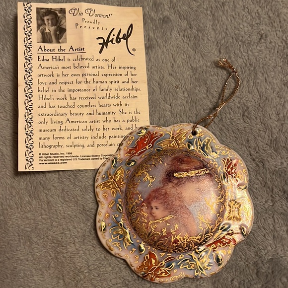 Hibel Porcelain Collectors Ornament - Picture 4 of 4